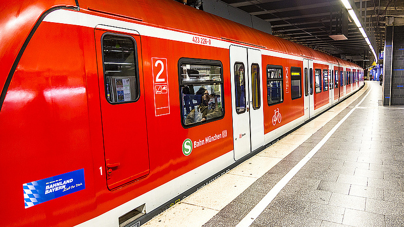 [Translate to French:] Eine Münchner S-Bahn fährt in den Bahnhof ein. 