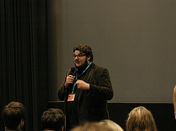 Regisseur Axel Ranisch beantwortet Fragen aus dem Auditorium.